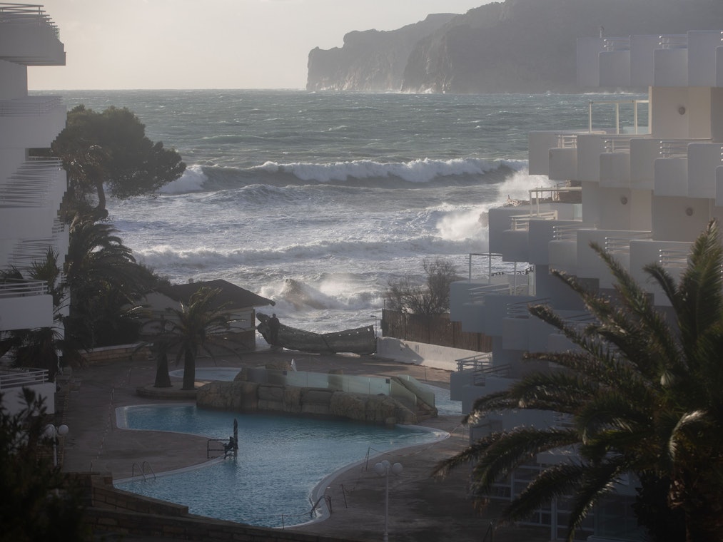 Das Meer am Strand von Santa Ponça auf Mallorca ist an einem windigen und kabbeligen Tag aufgewühlt.