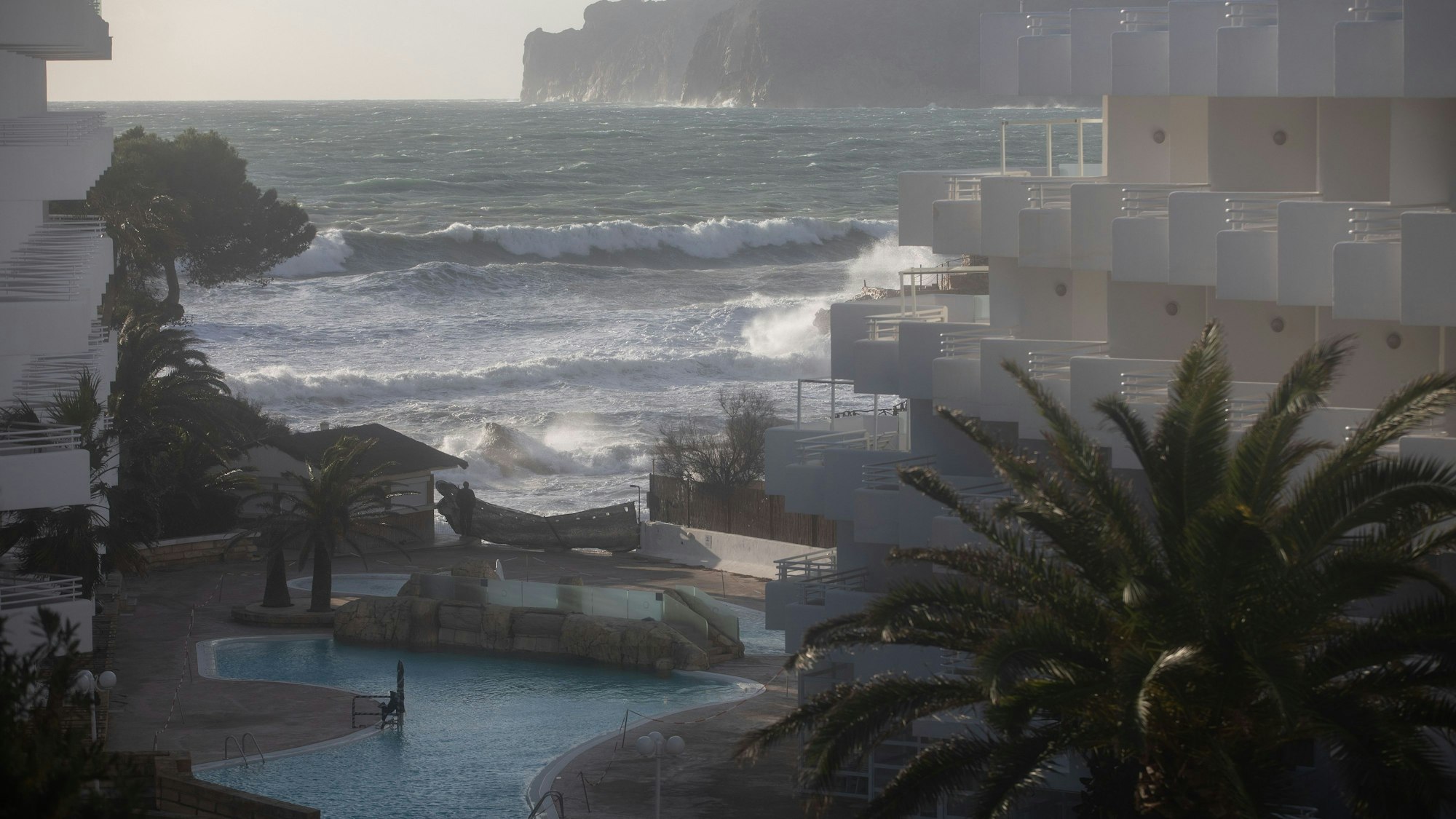 Das Meer am Strand von Santa Ponça auf Mallorca ist an einem windigen und kabbeligen Tag aufgewühlt.