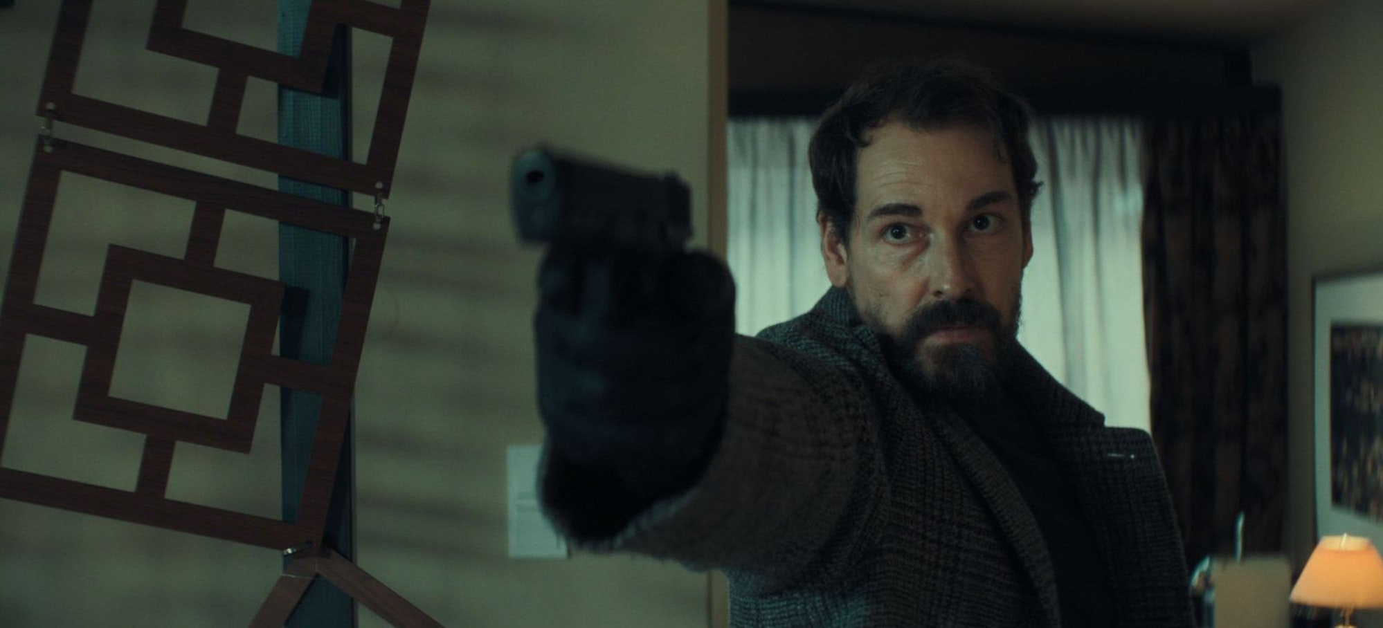 Was ist vor 16 Jahren in Belarus passiert, für das Kaleev Simon (Felix Kramer), Meret und Gregor Klein nun töten möchte? (Bild: Netflix)