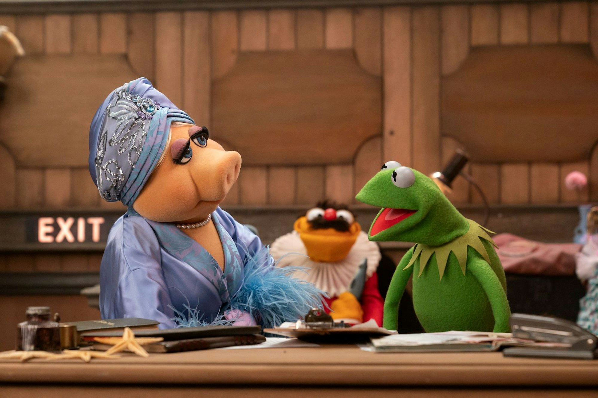 Miss Piggy, Lea Zealand und Kermit freuen sich über das Comeback ihrer Sendung. (Bild: 2025 Disney/Mitch Haaseth)