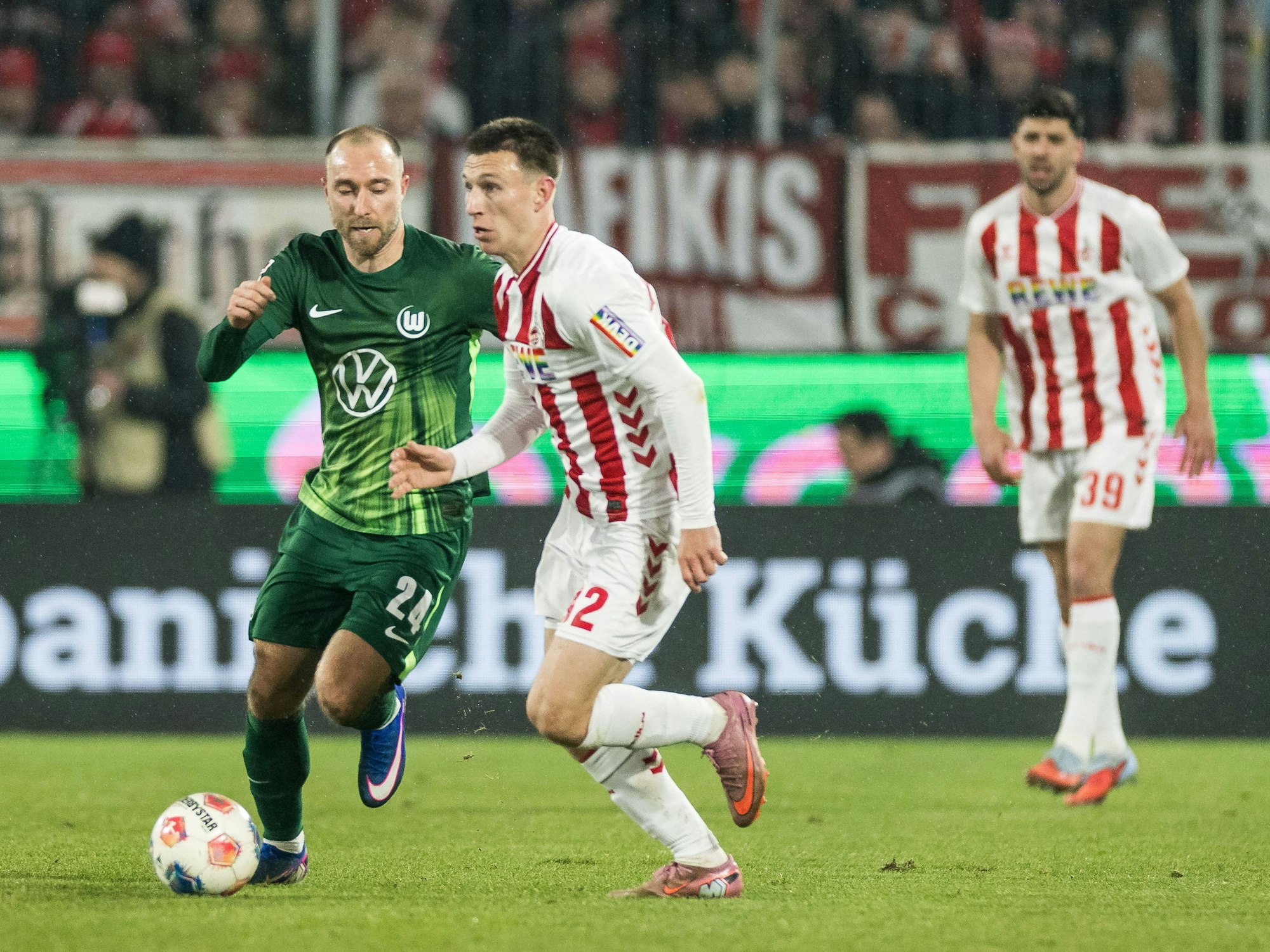 Kristoffer Lund im Duell mit Christian Eriksen.