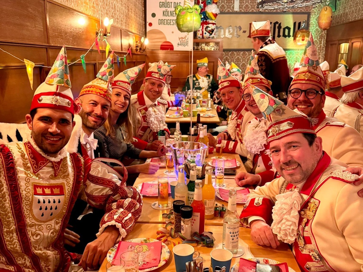 Das Dreigestirn samt Wache beim Abendessen.