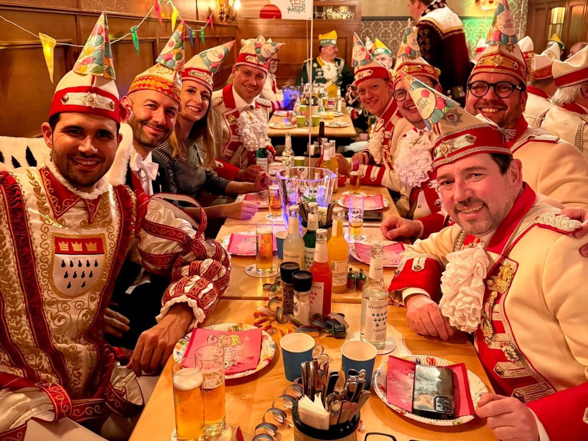Das Dreigestirn samt Wache beim Abendessen.