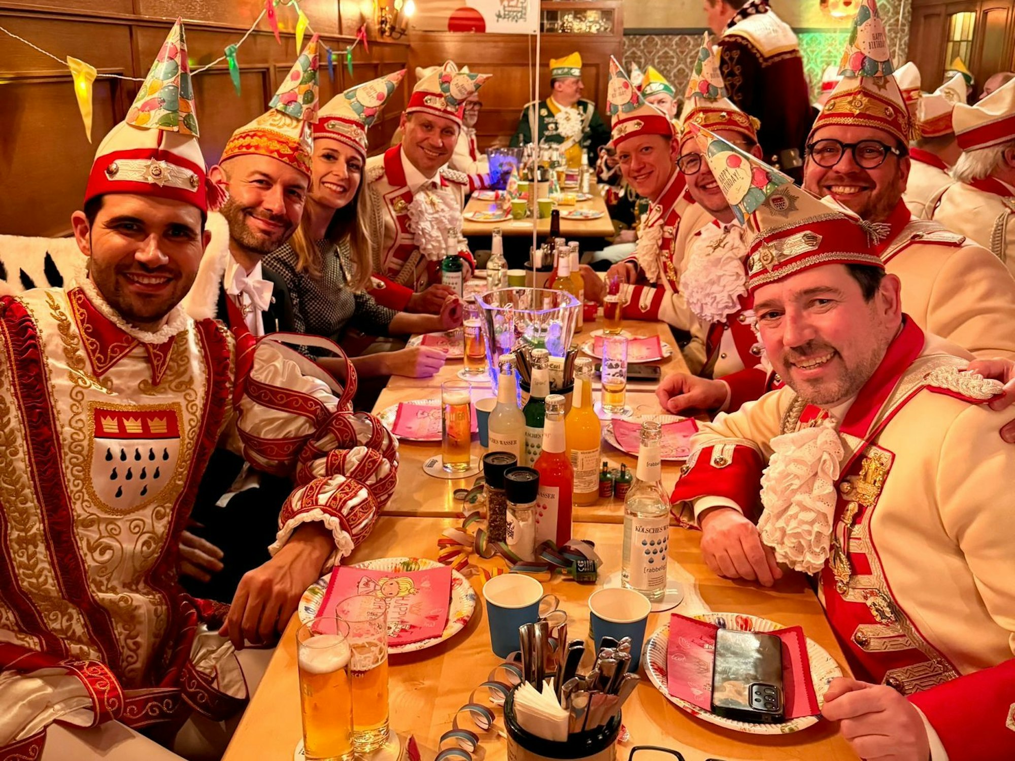 Das Dreigestirn samt Wache beim Abendessen.