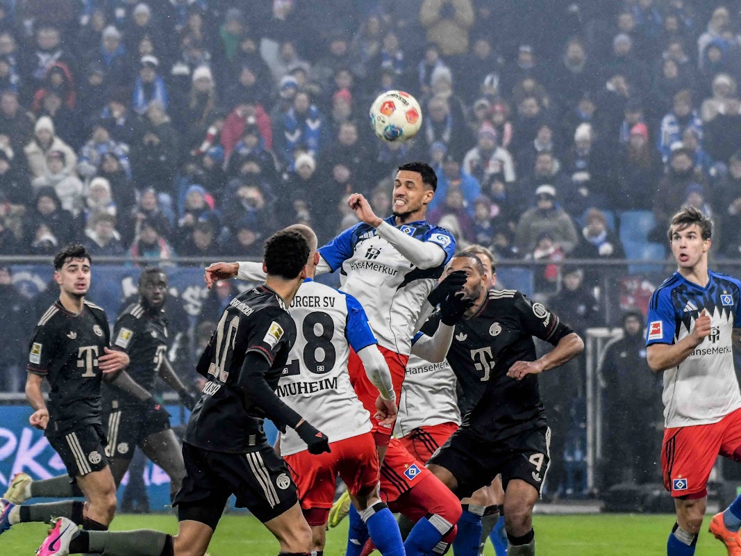 Kopfballduell beim Spiel HSV - FC Bayern.
