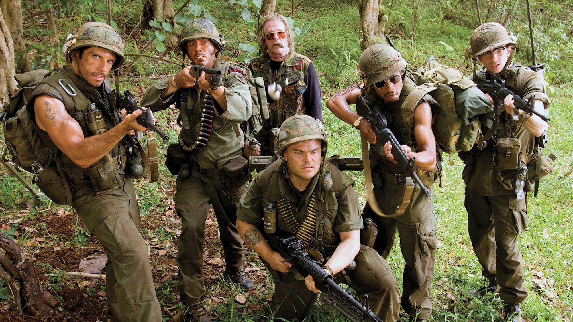 Film oder echt, wer weß das schon? „Tropic Thunder“ ist eine furiose Kriegsfilmparodie mit Stars wie Ben Stiller (links), Robert Downey jr. (zweiter von links) und Nick Nolte (dritter von links). (Bild: RTLZWEI)