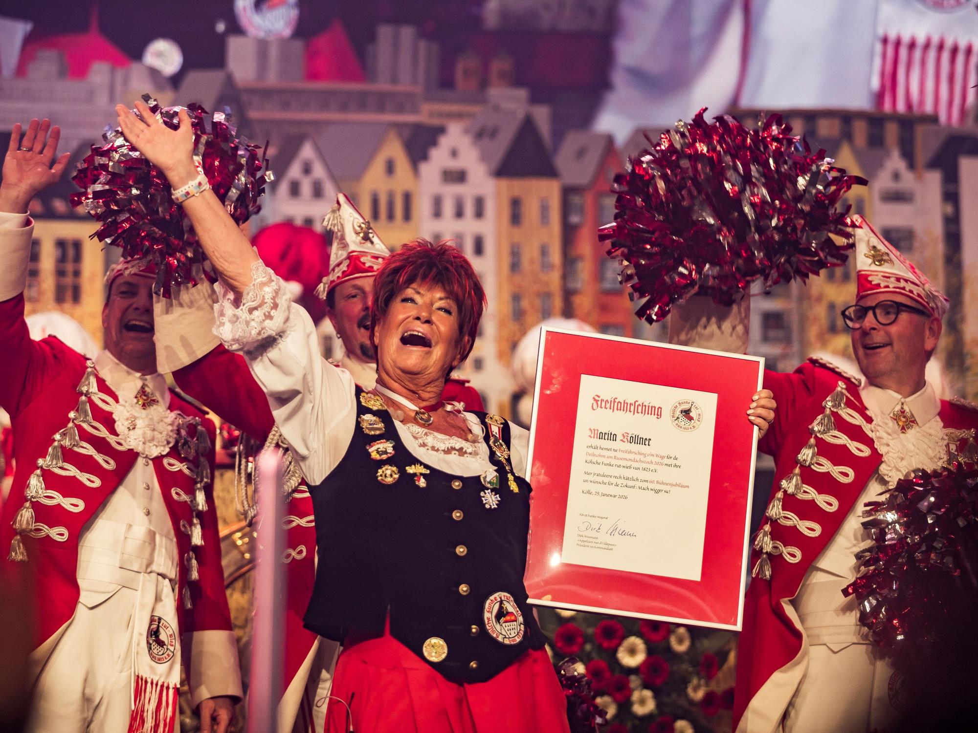 Marita Köllner mit ihrem Freifahrtschein für Rosenmontag in der Hand.