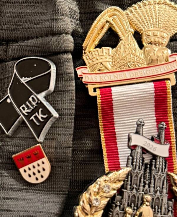 Eine Nahaufnahme eines Pins an einer Jacke.