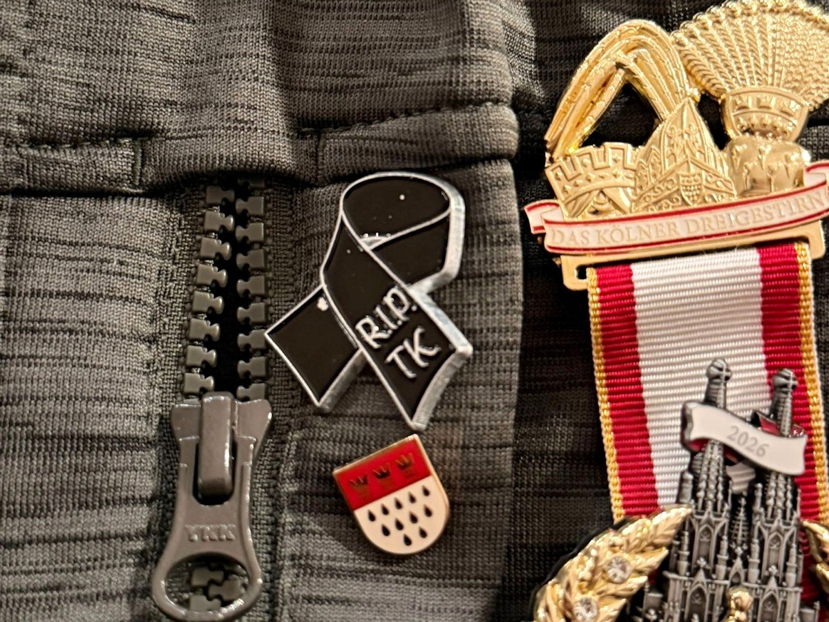 Eine Nahaufnahme eines Pins an einer Jacke.