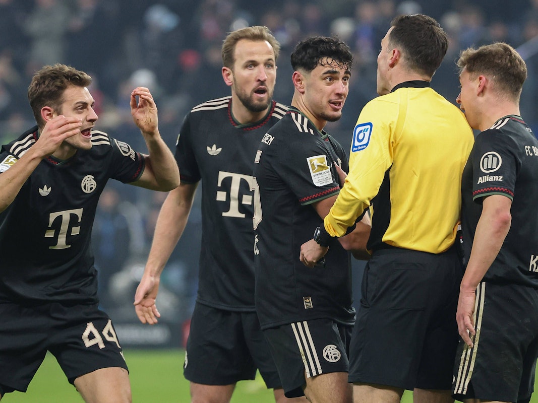 Josip Stanisic, Harry Kane, Aleksandar Pavlovic und Joshua Kimmich im Gespräch mit Harm Osmers.