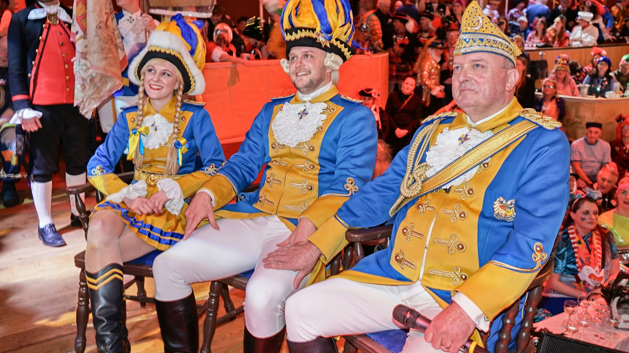 Selina Jauch, Christopher Wallpott und Markus Wallpott schauen sich einen Film an.