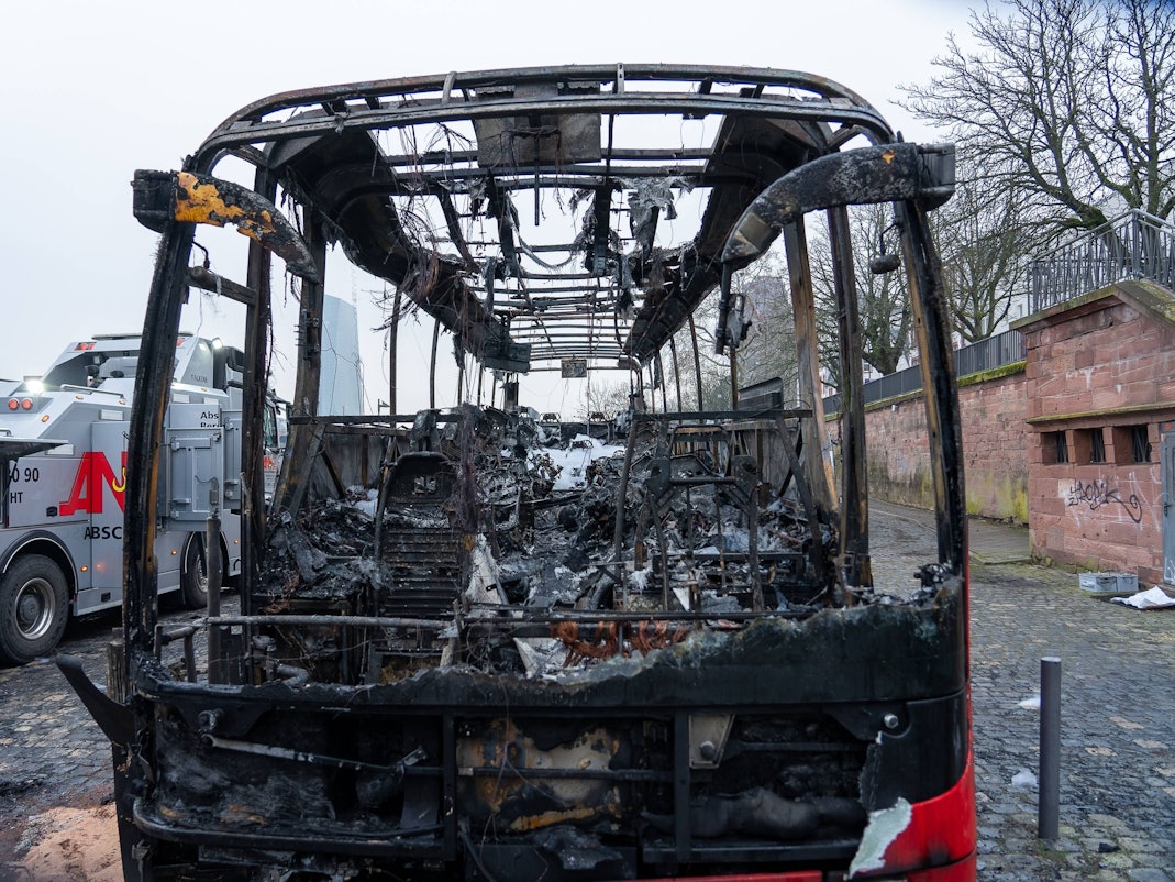 Blick auf den ausgebrannten Mannschaftsbus des Halleschen FC.