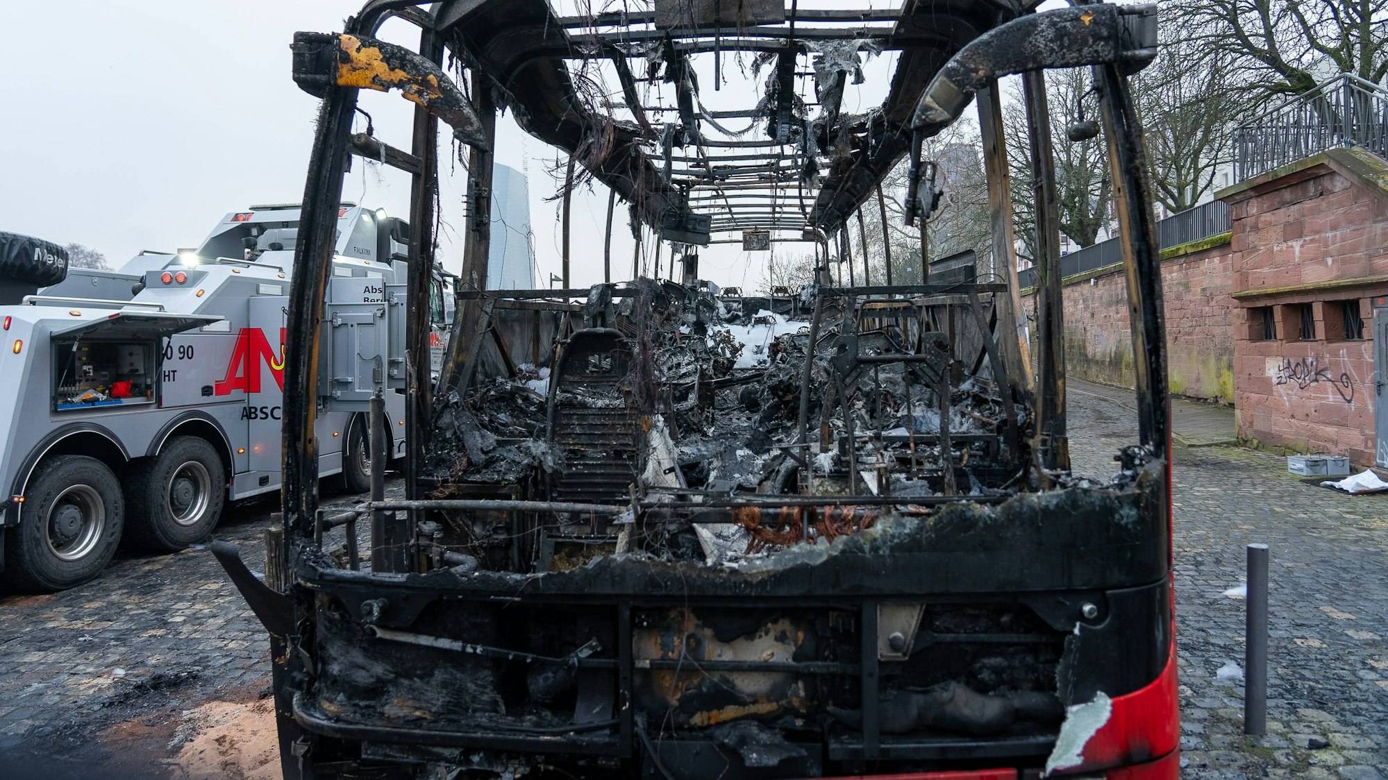 Blick auf den ausgebrannten Mannschaftsbus des Halleschen FC.