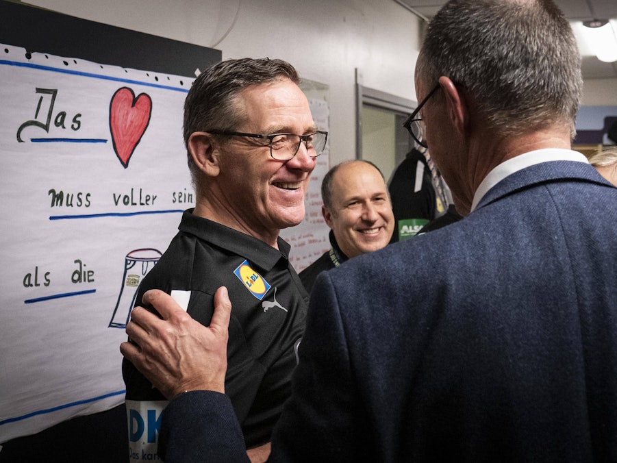 Bundeskanzler Friedrich Merz und Trainer Alfred Gislason.