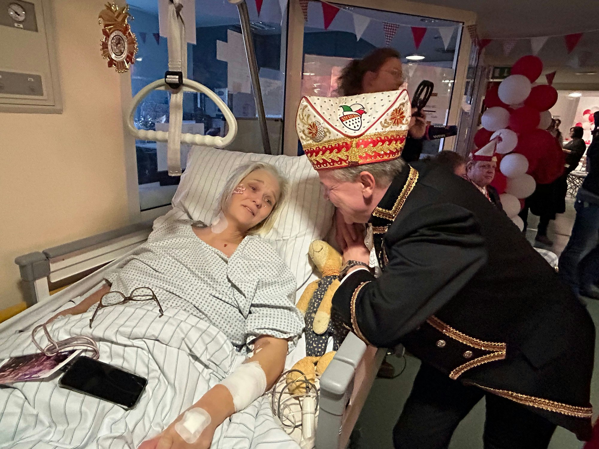 Christoph Kuckelkorn spricht mit einer Patientin im Krankenhaus.