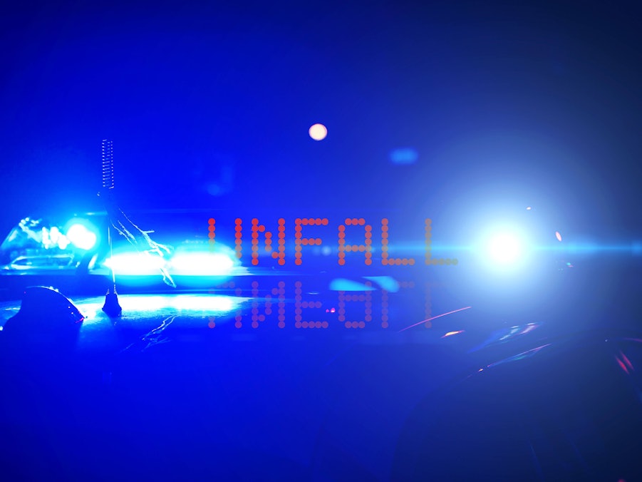 Polizeifahrzeug mit Blaulicht und „UNFALL“-Anzeige