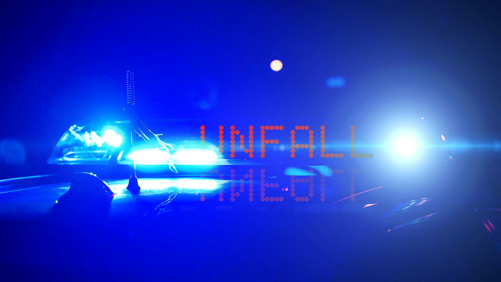 Polizeifahrzeug mit Blaulicht und „UNFALL“-Anzeige