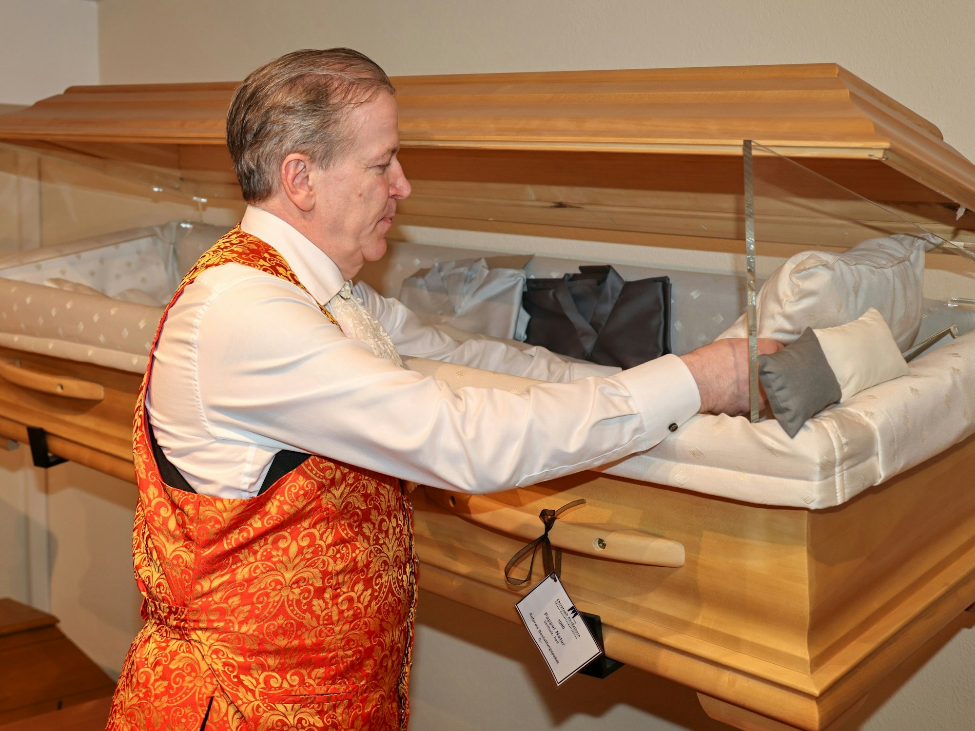 Christoph Kuckelkorn richtet einen Sarg her.