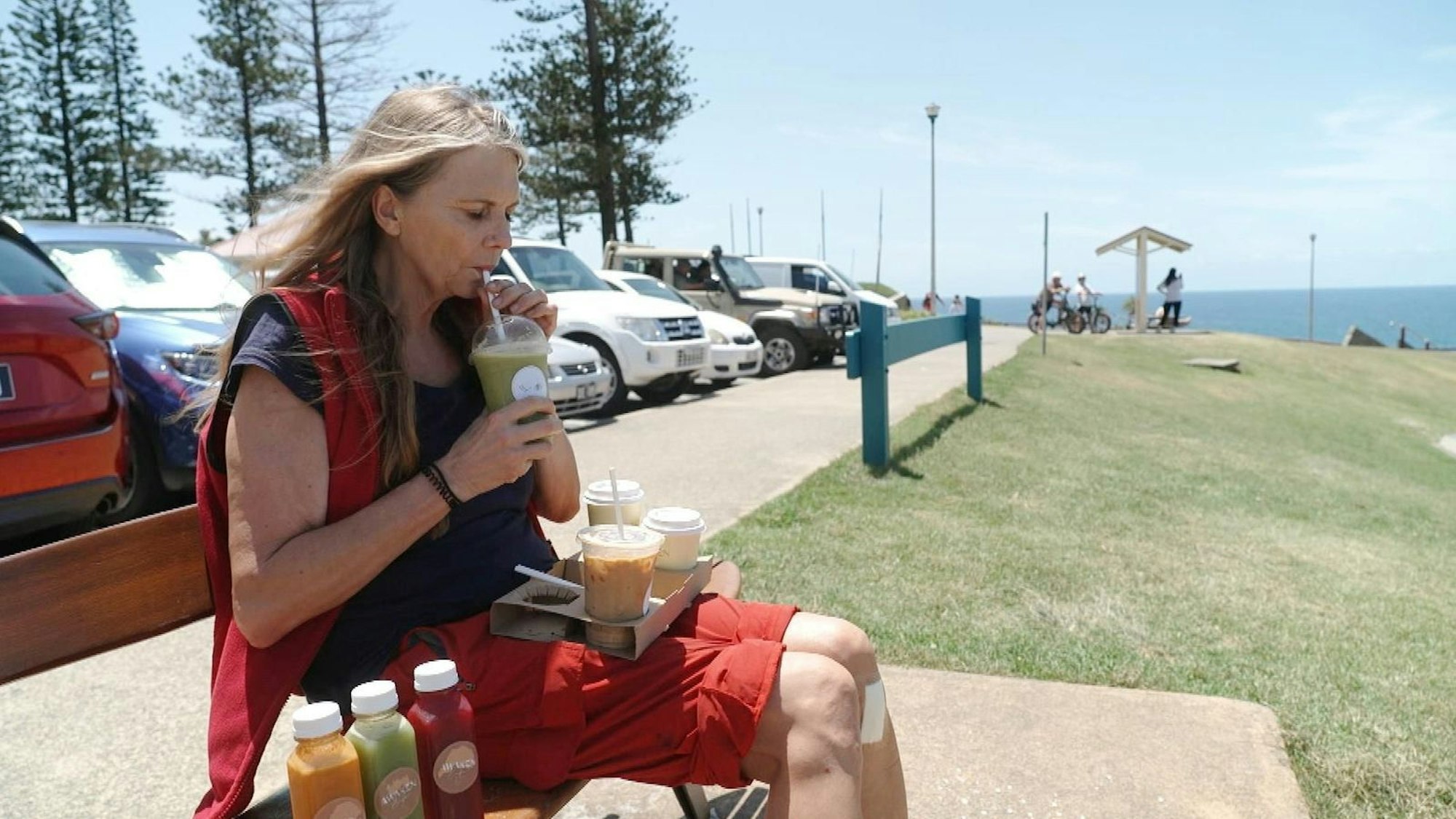 Nicole musste schon vorher gehen. Zurück in der Zivilisation gönnte sie sich diverse Getränke im Café. (Bild: RTL)