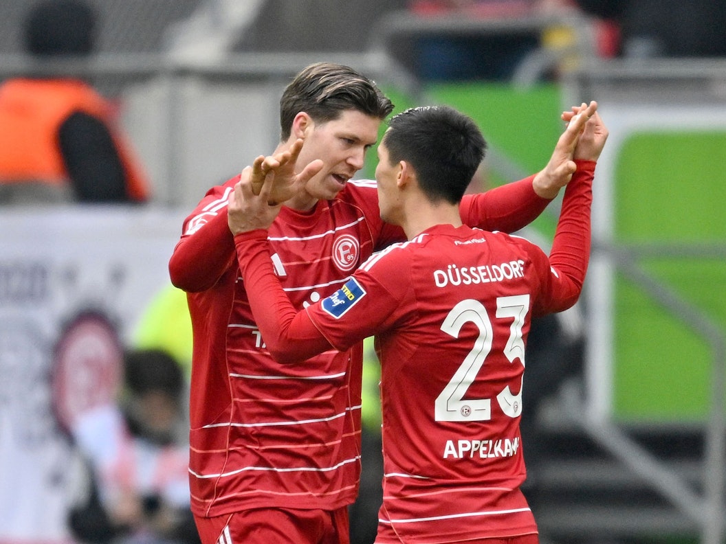 Shinta Appelkamp und Cedric Itten jubeln gemeinsam.