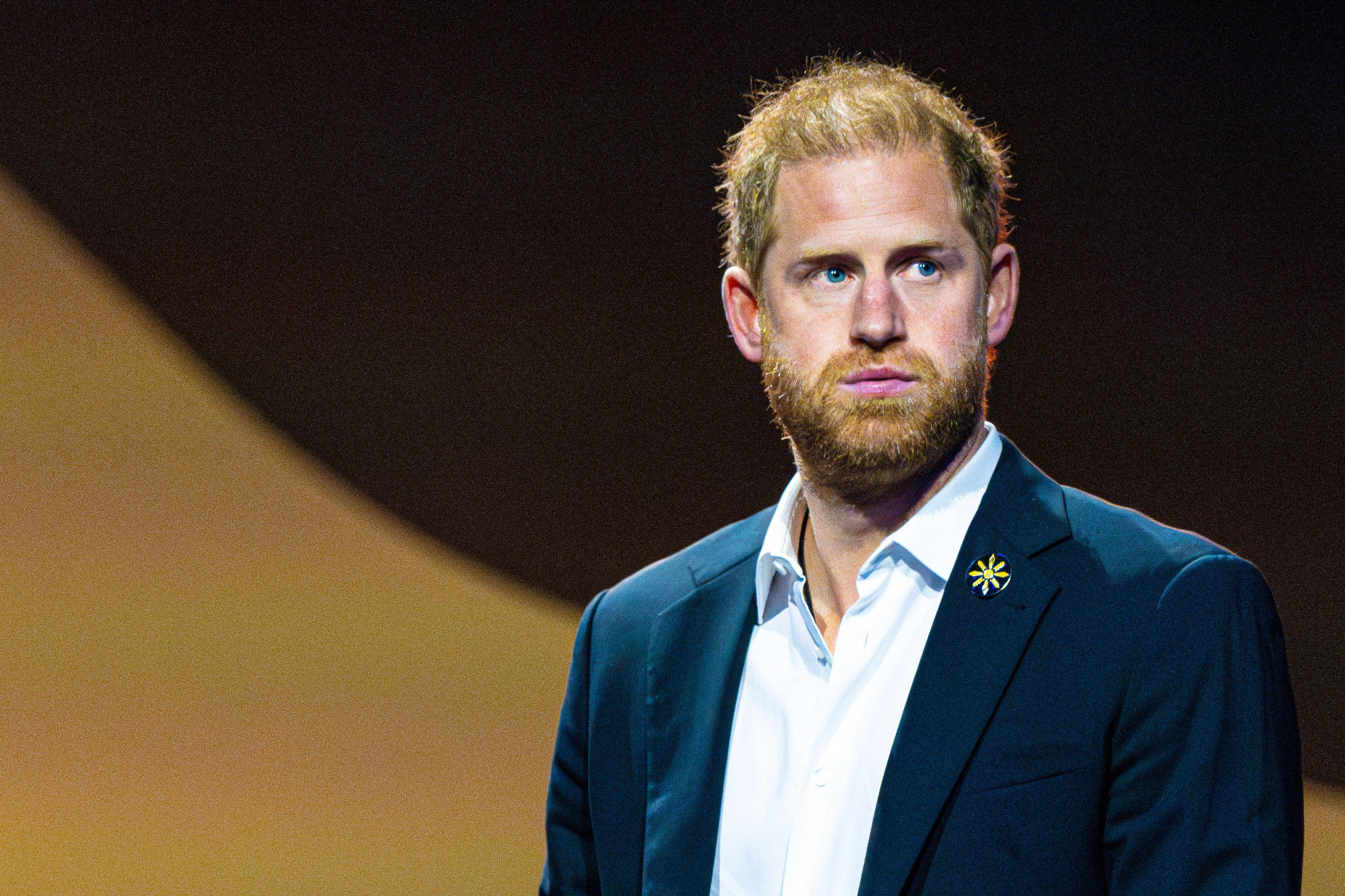 Prince Harry in Anzug und Hemd.