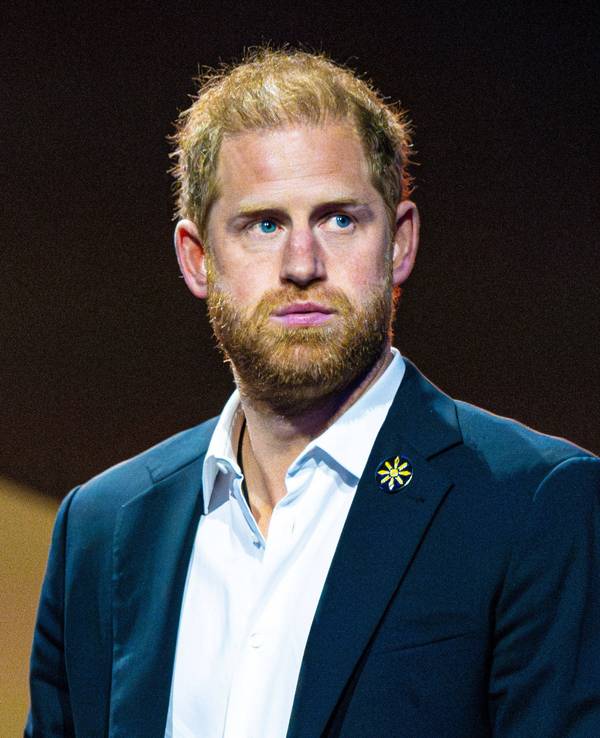 Prince Harry in Anzug und Hemd.