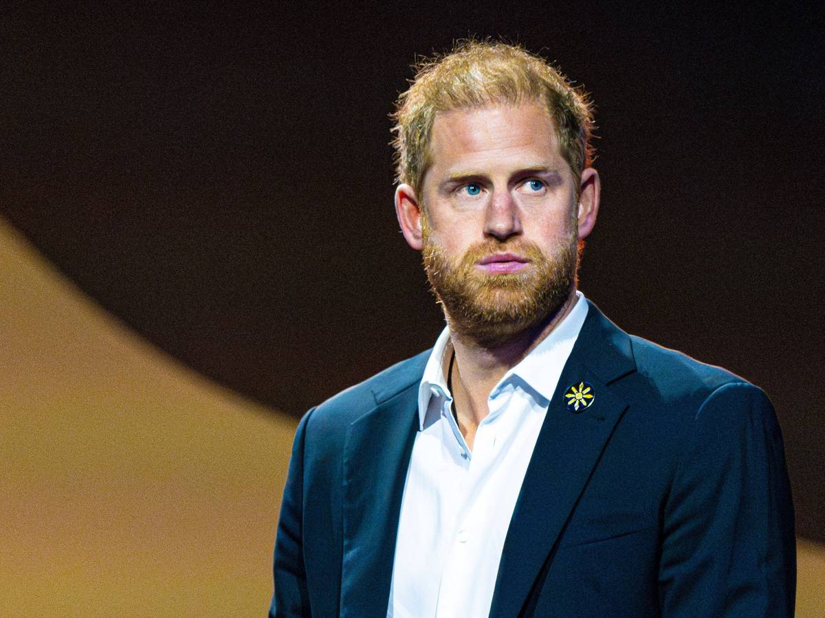 Prince Harry in Anzug und Hemd.