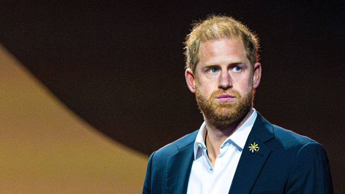 Prince Harry in Anzug und Hemd.