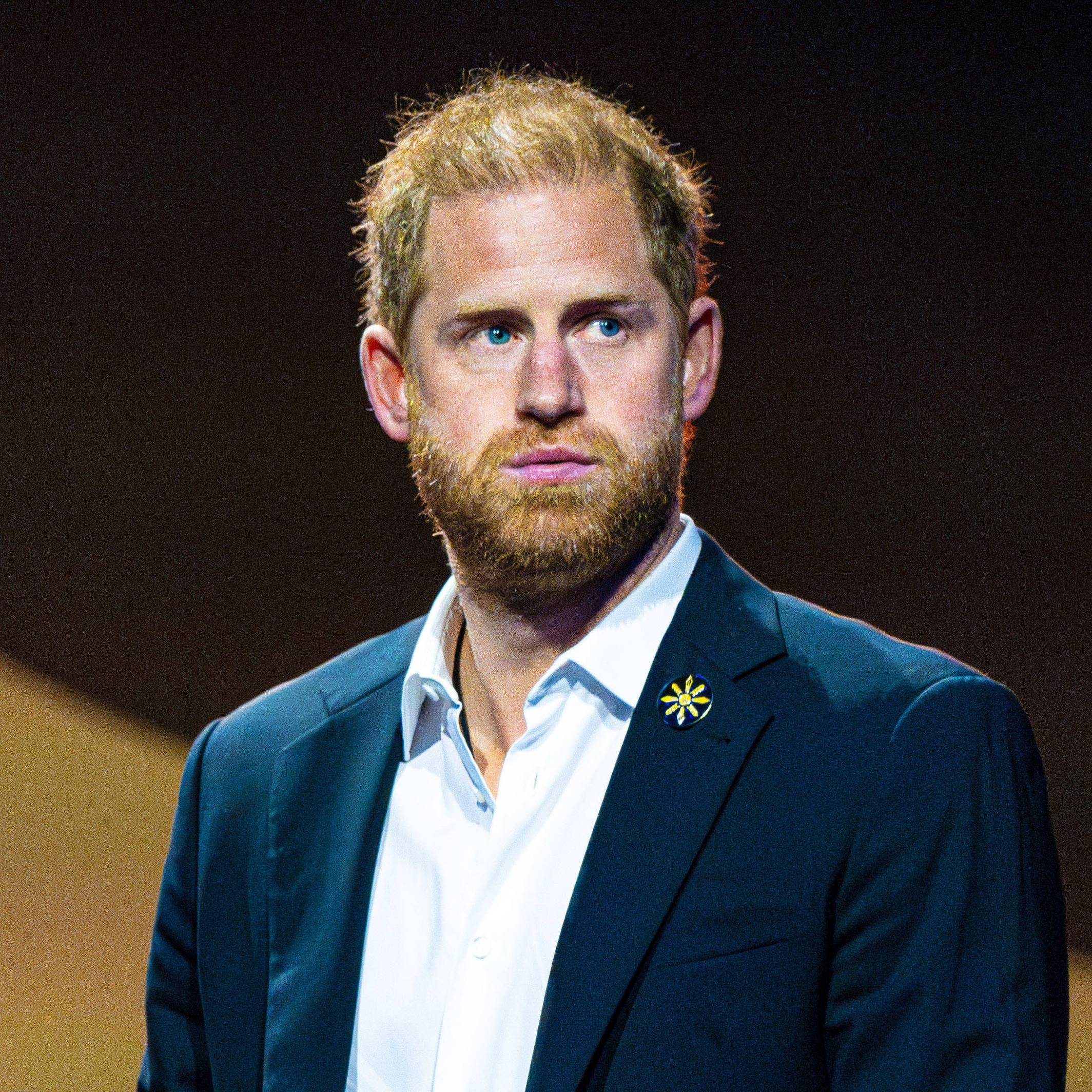 Prince Harry in Anzug und Hemd.