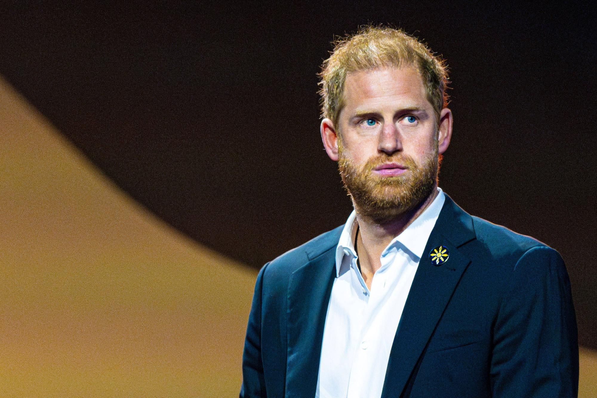Prince Harry in Anzug und Hemd.