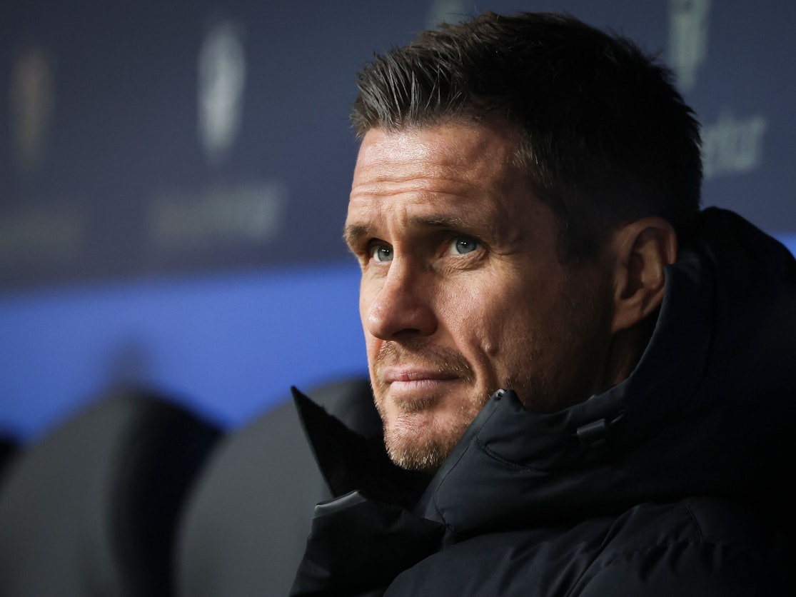 Sebastian Kehl sitzt auf der Bank.