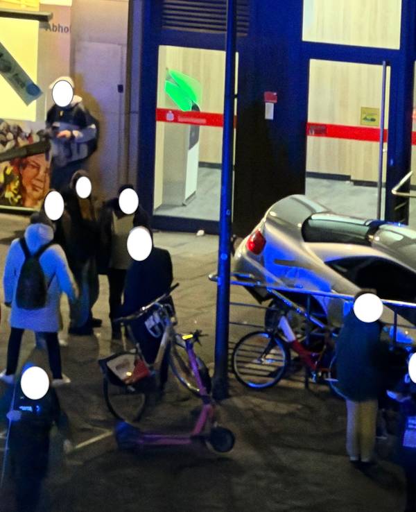 In Köln-Mülheim rutschte ein Audi zunächst auf die Treppe zur U-Bahn-Haltestelle und dann einem Abschlepper vom Haken.