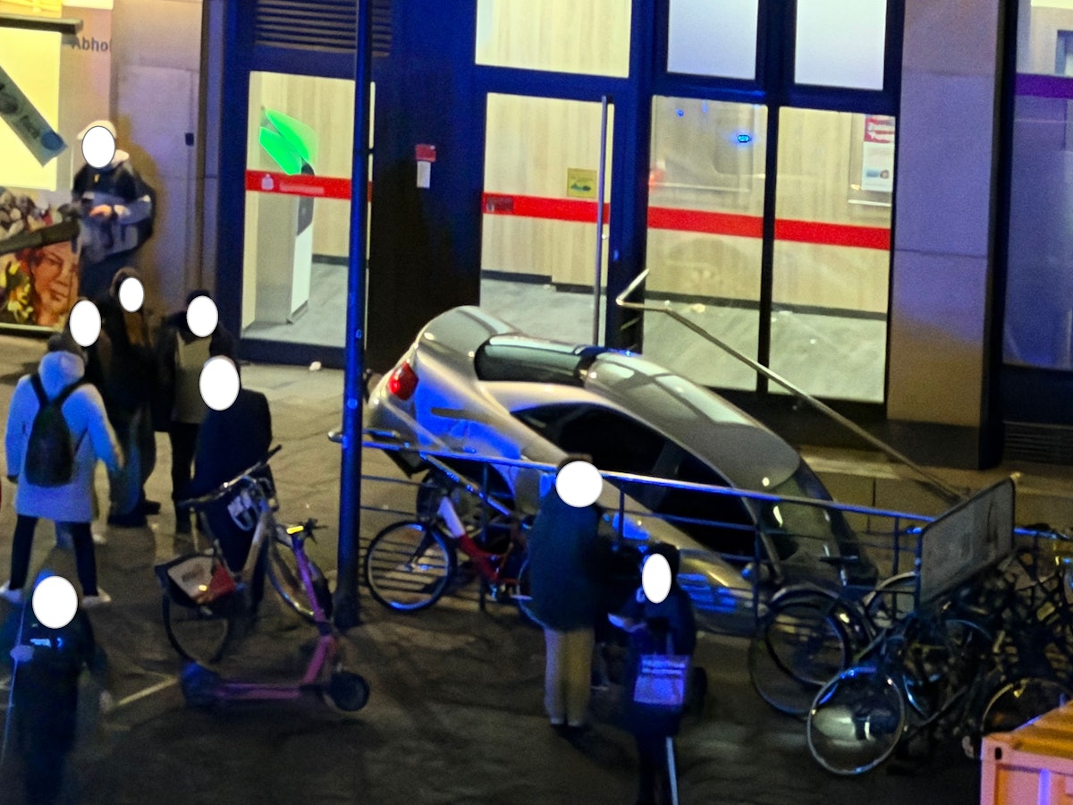 In Köln-Mülheim rutschte ein Audi zunächst auf die Treppe zur U-Bahn-Haltestelle und dann einem Abschlepper vom Haken.