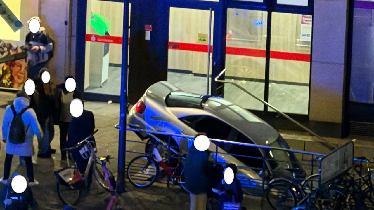 In Köln-Mülheim rutschte ein Audi zunächst auf die Treppe zur U-Bahn-Haltestelle und dann einem Abschlepper vom Haken.