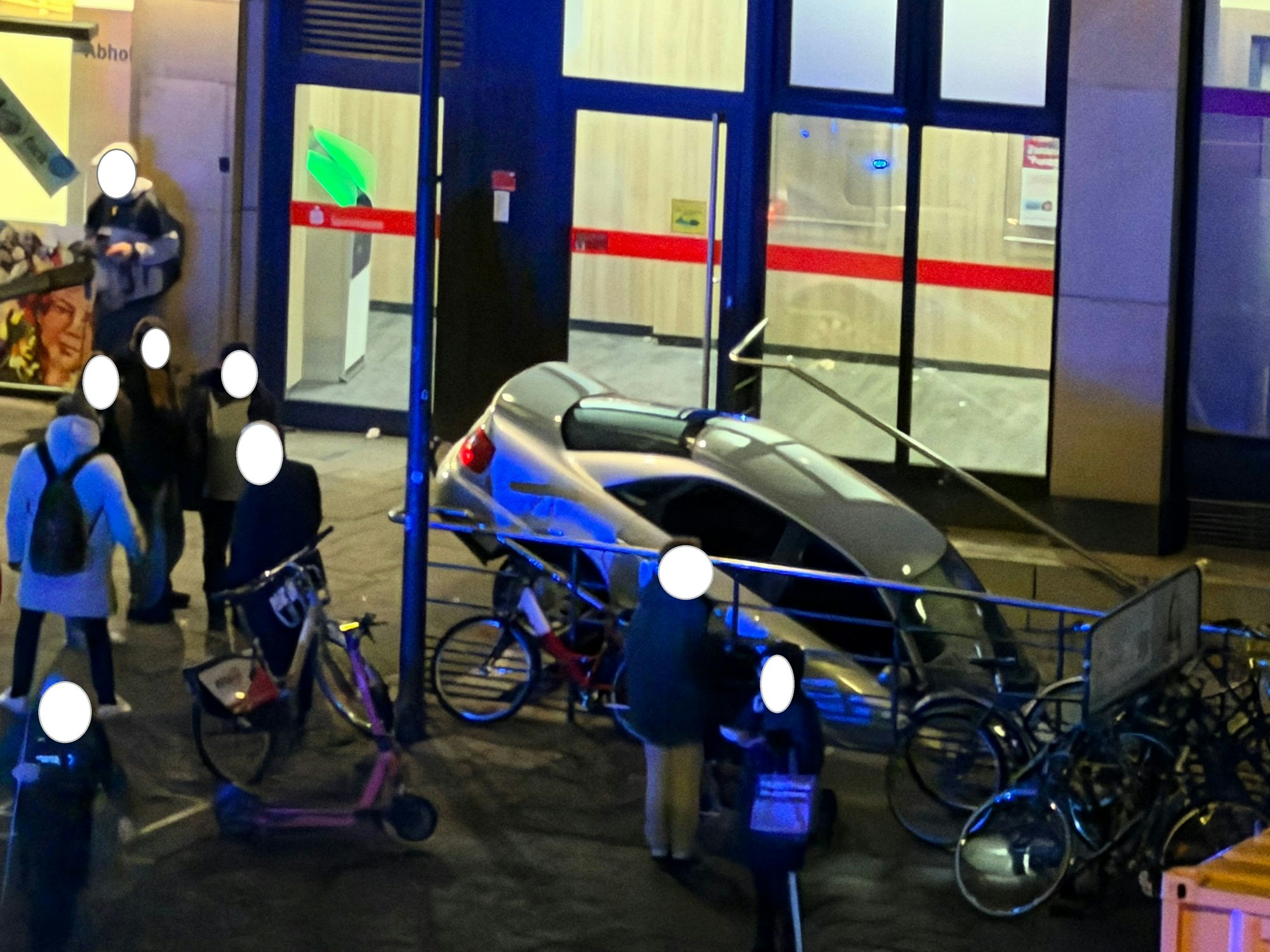 In Köln-Mülheim rutschte ein Audi zunächst auf die Treppe zur U-Bahn-Haltestelle und dann einem Abschlepper vom Haken.