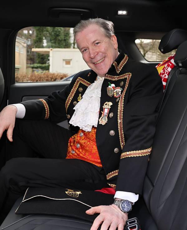 Christoph Kuckelkorn steht an seinem Dienstwagen.
