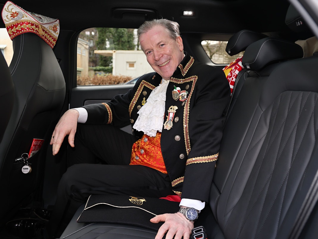 Christoph Kuckelkorn steht an seinem Dienstwagen.