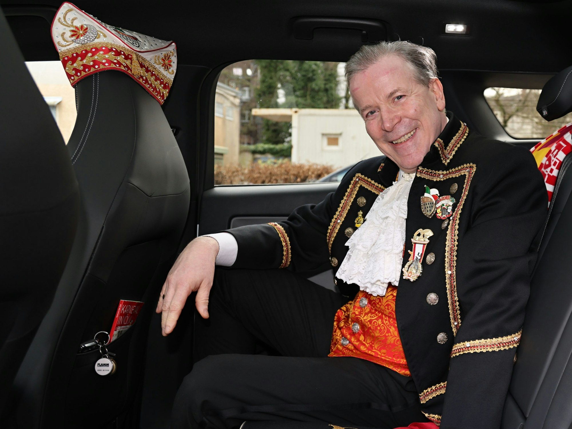 Christoph Kuckelkorn steht an seinem Dienstwagen.