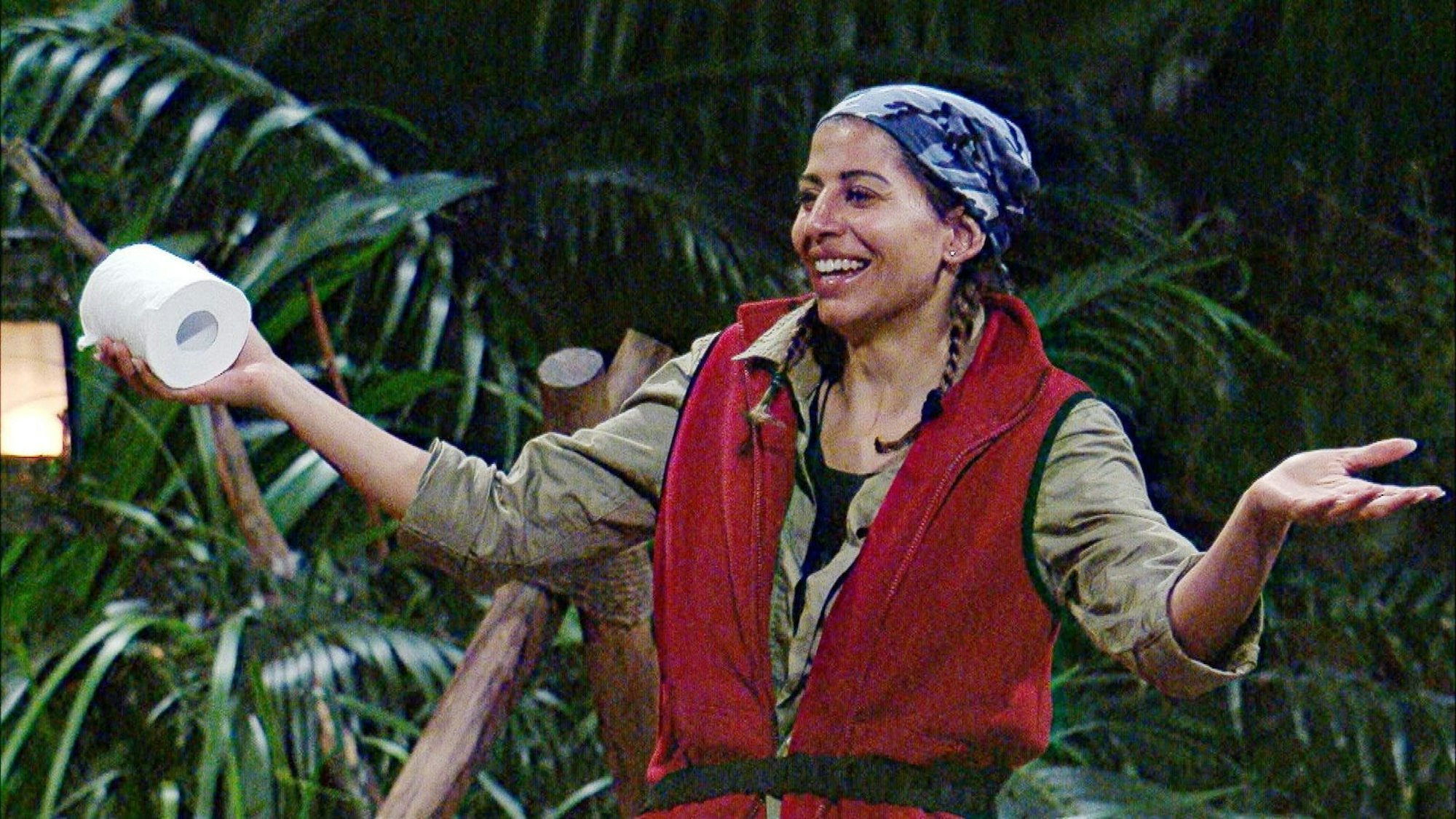 Im Camp gab's Stress um Klopapier. Teamchefin Eva machte ihren Job und erbettelte eine Extrarolle. (Bild: RTL)