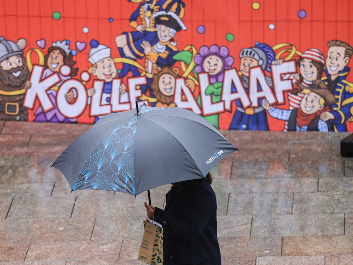 In Köln kann es an den Karnevals-Tagen nass und ungemütlich werden. Echte Jecken sind aber immer bestens vorbereitet.