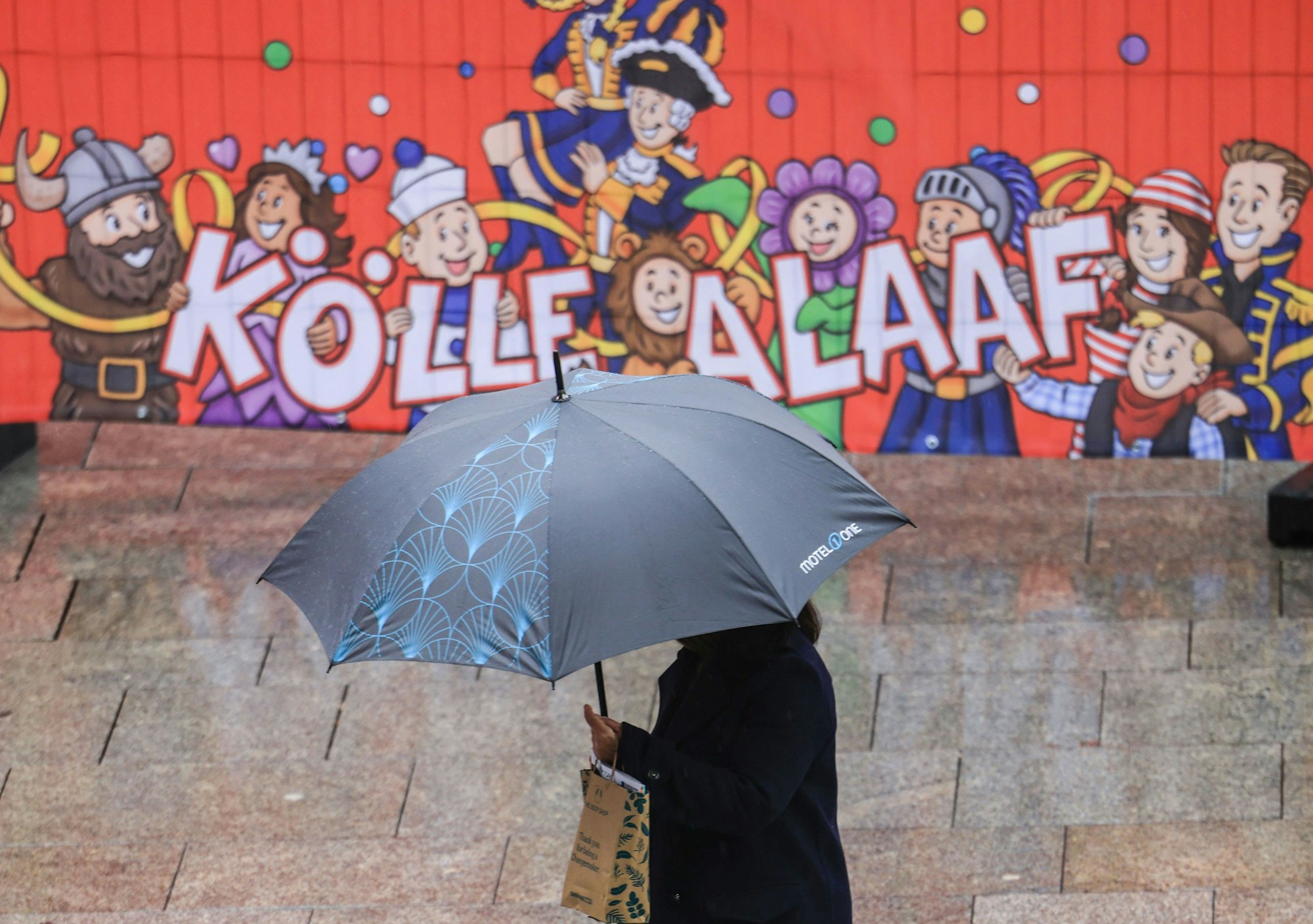 In Köln kann es an den Karnevals-Tagen nass und ungemütlich werden. Echte Jecken sind aber immer bestens vorbereitet.