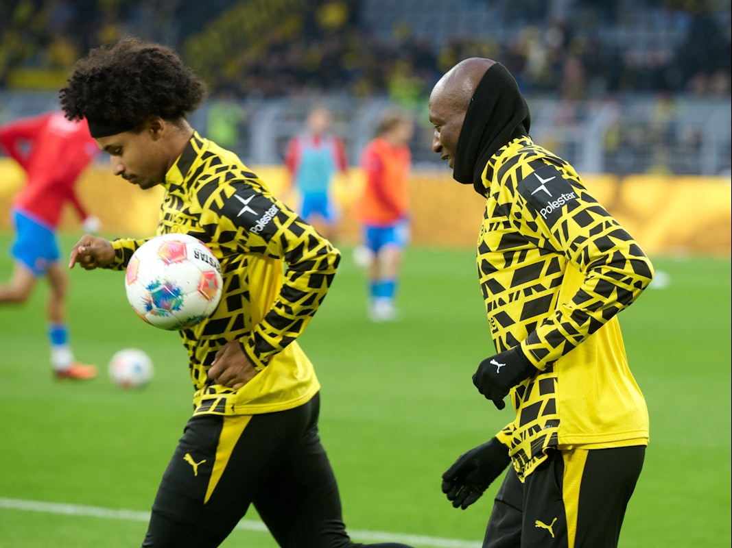 Karim Adeyemi und Serhou Guirassy machen sich warm.