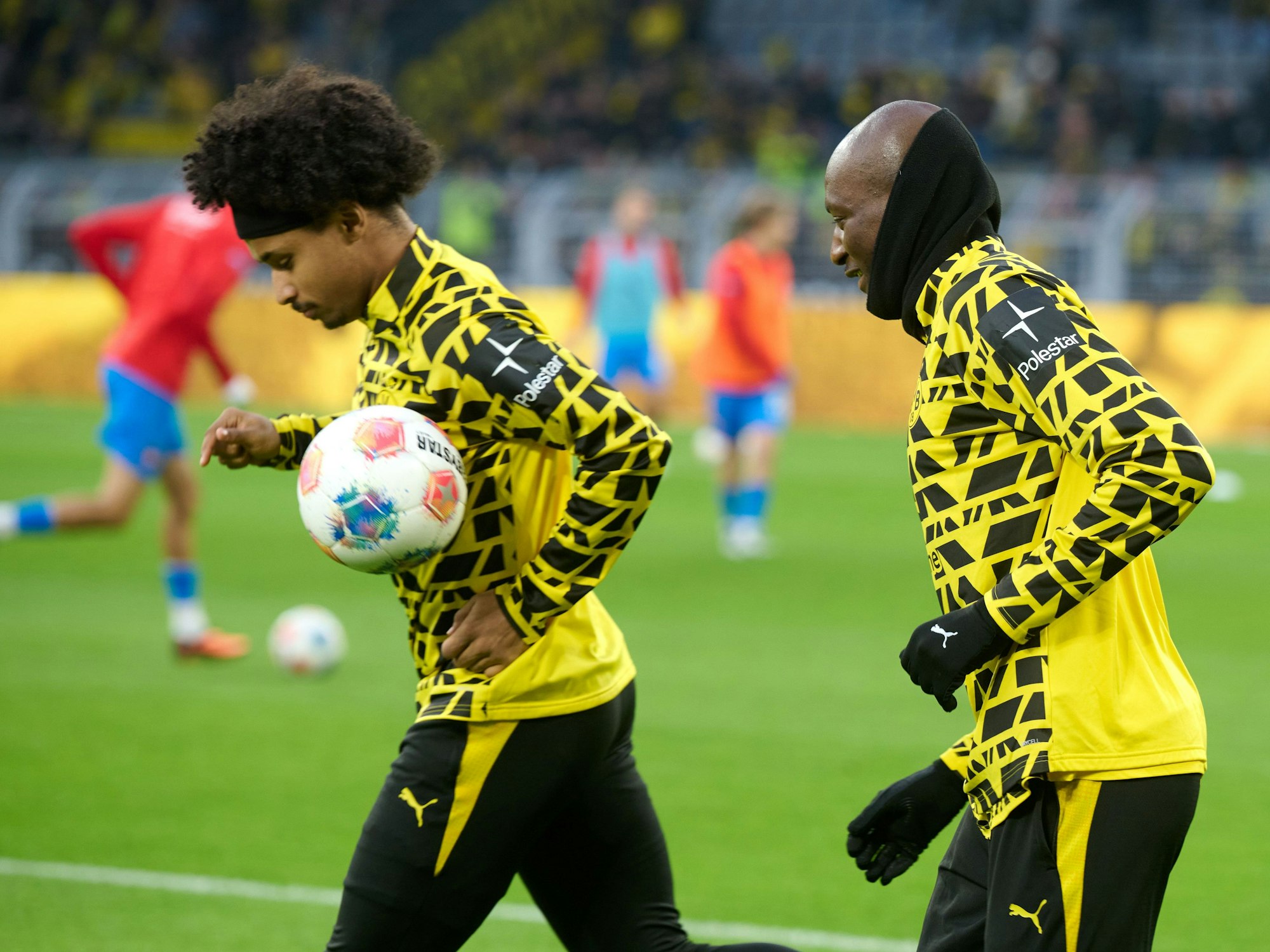 Karim Adeyemi und Serhou Guirassy machen sich warm.