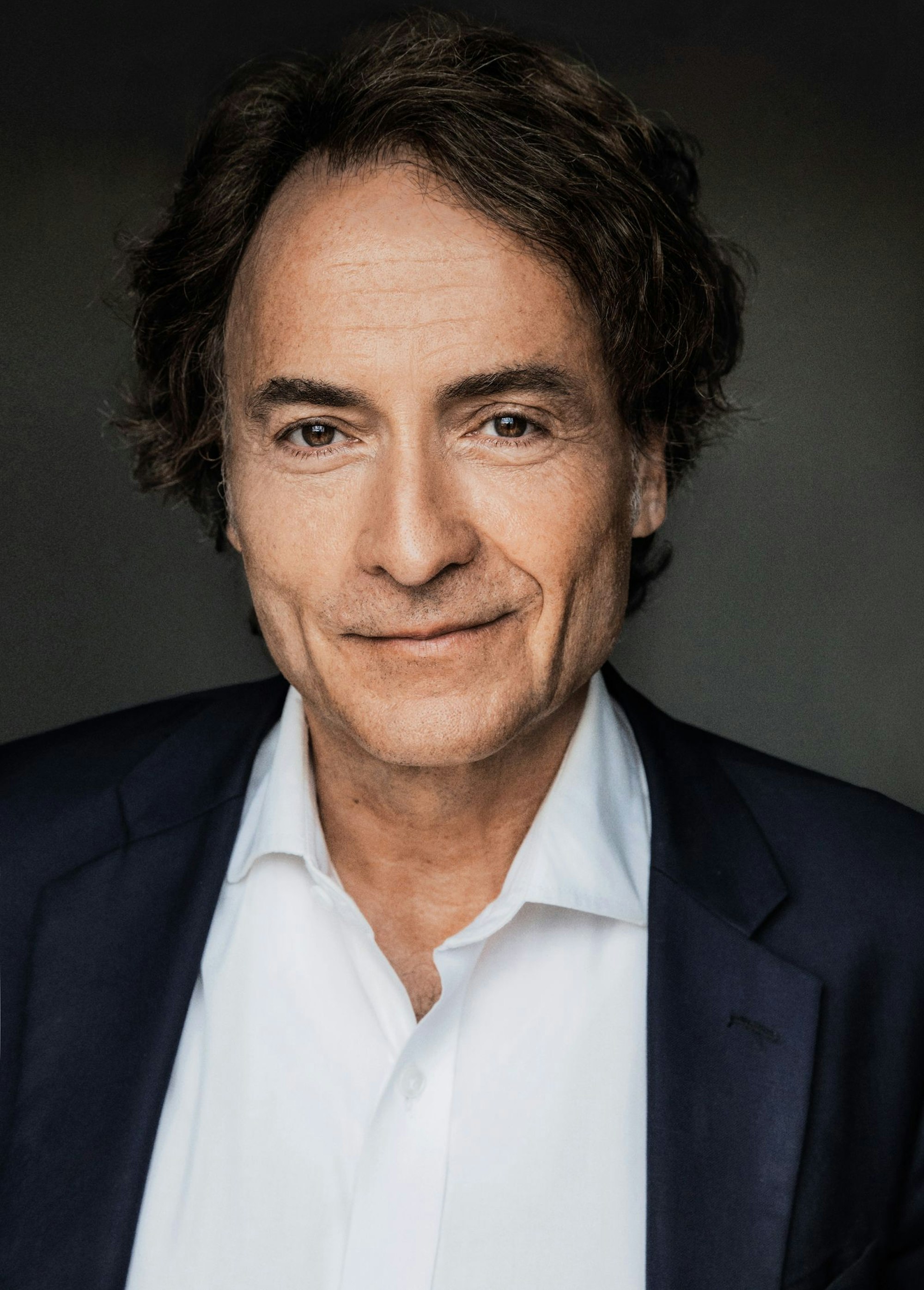 Was man über den Chefredakteur der „Zeit“ und „3 nach 9“-Talkmaster Giovanni di Lorenzo noch nicht wusste: Der Deutsch-Italiener kennt sich bestens mit Sport aus. Sogar einen Superstar des Tennis hat er quasi „entdeckt“. (Bild: Vera Tammen)