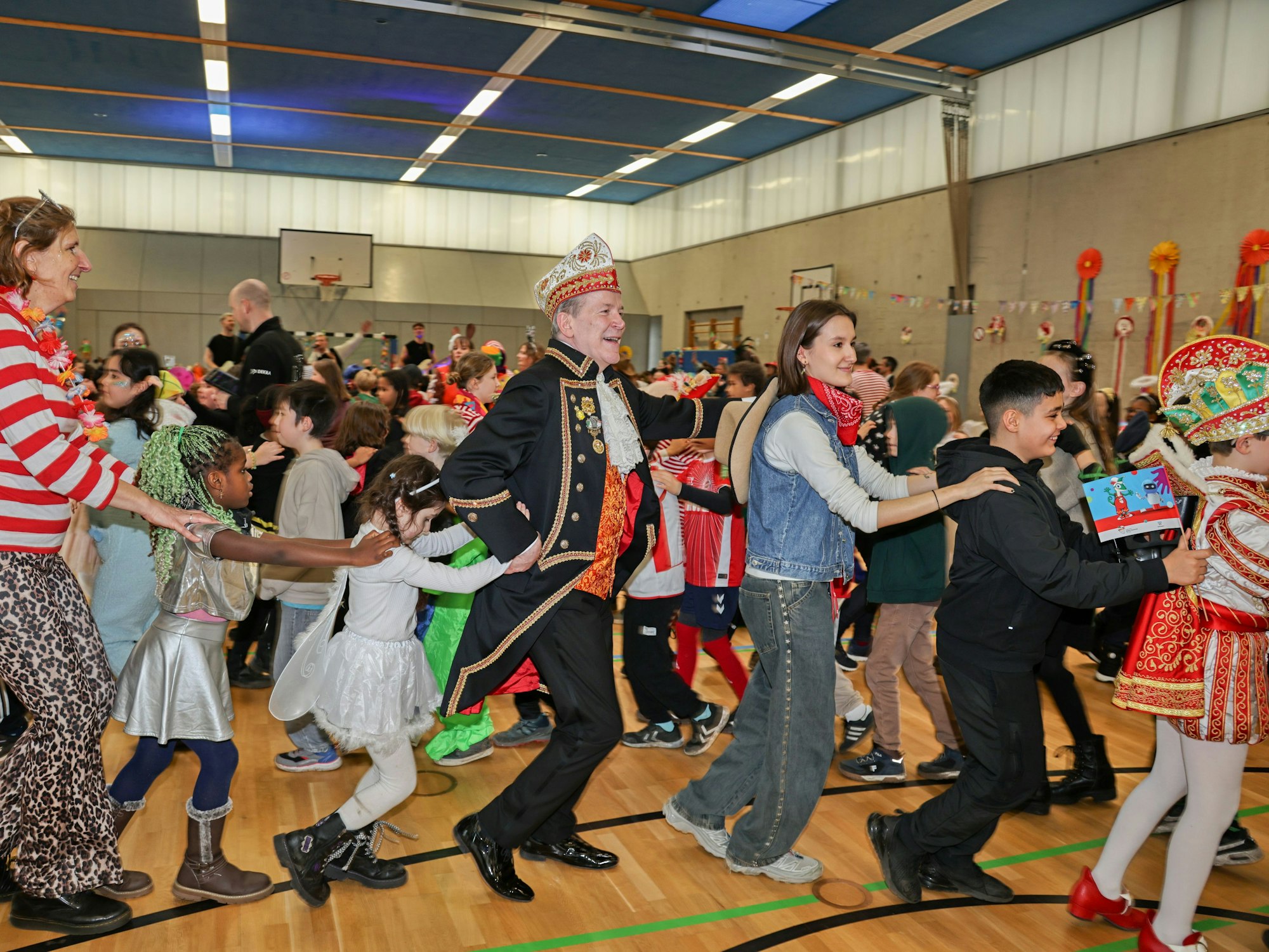 Christoph Kuckelkorn macht bei der Polonaise mit.