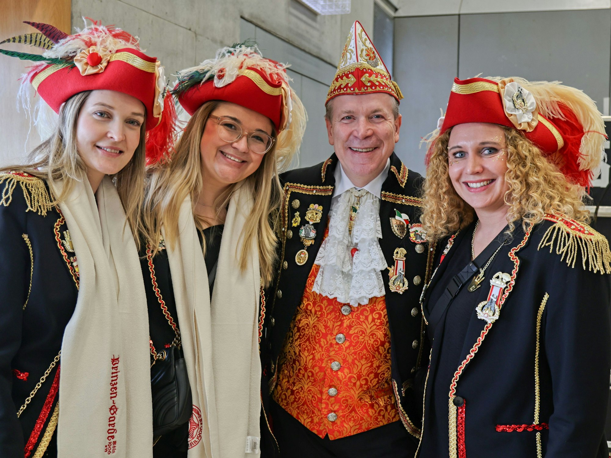 Christoph Kuckelkorn mit den Frauen des Dreigestirns.