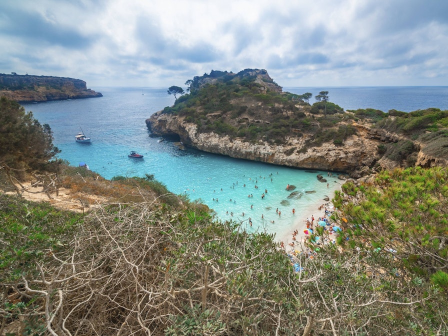 Bucht mit Badegästen und Booten im Meer