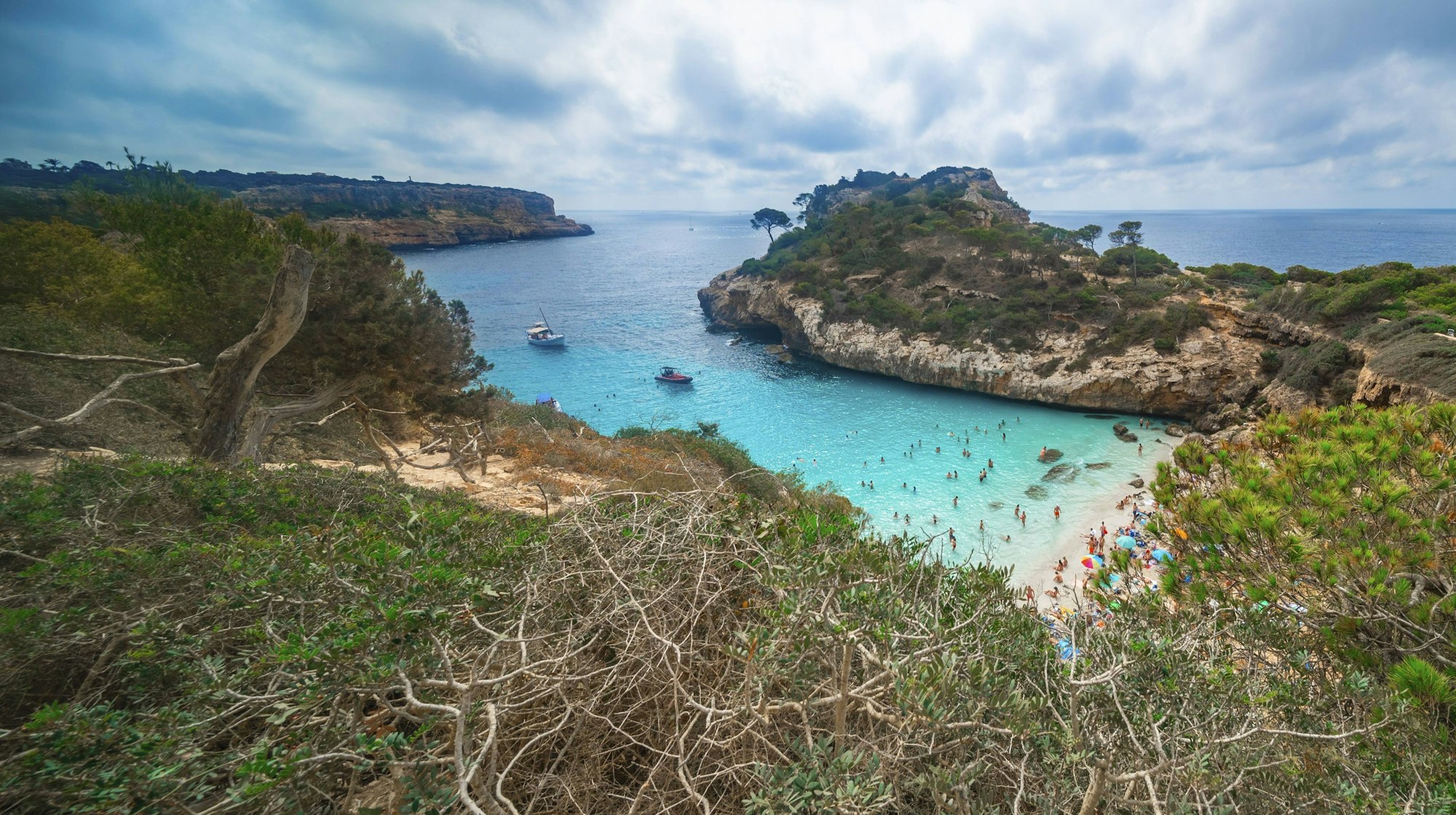 Bucht mit Badegästen und Booten im Meer