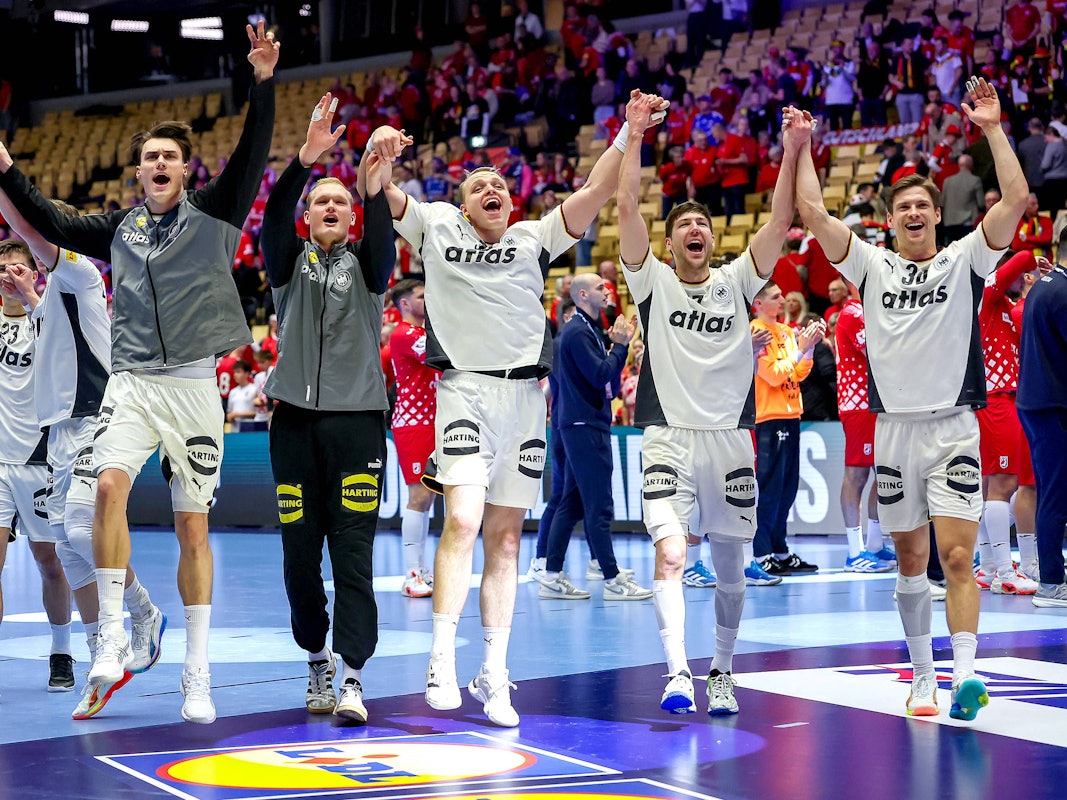 Die deutschen Handballer feiern nach dem Halbfinalsieg bei der EM im dänischen Herning vor den Fans.