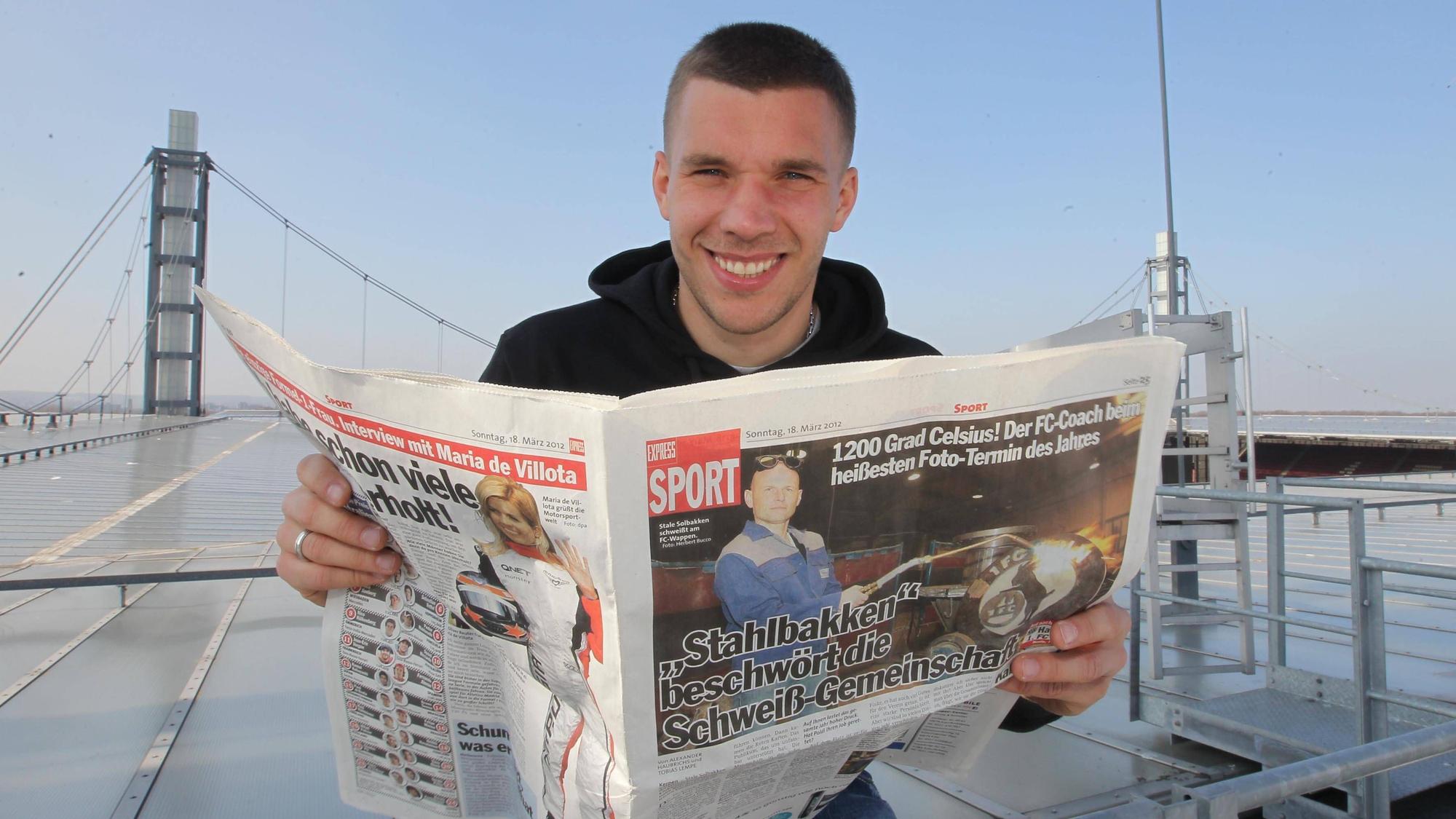 Lukas Podolski schmökert auf dem Dach des Rhein-Energie-Stadions im EXPRESS.